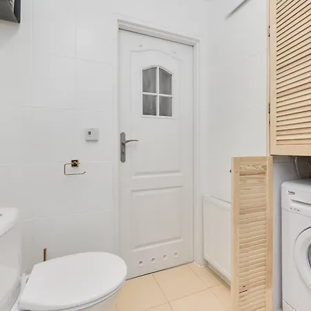 Elegant For 6 Guests Only 1 Km From Main Square By Renters 아파트 *