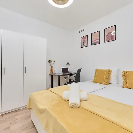 Elegant For 6 Guests Only 1 Km From Main Square By Renters Apartment