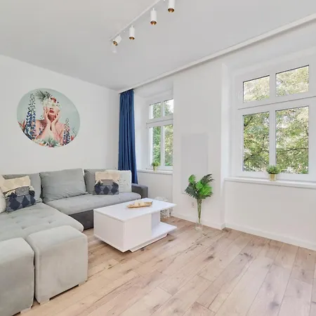 Elegant For 6 Guests Only 1 Km From Main Square By Renters Apartment *